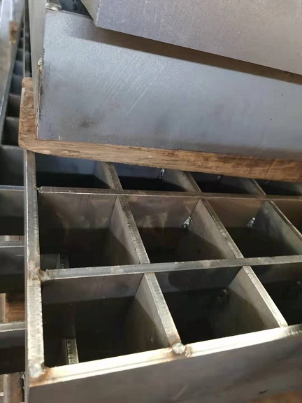 插接钢格栅板​和麻花钢格栅板的区别